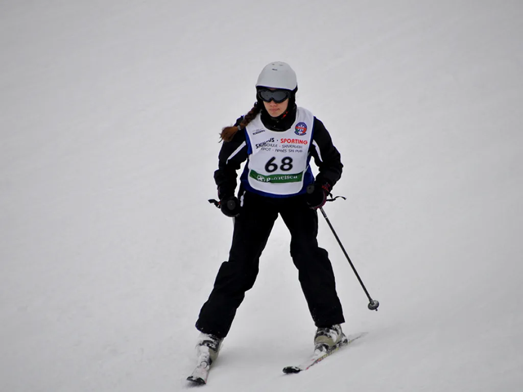 Skifahrerin mit Startnummer 68 auf der Rennstrecke.